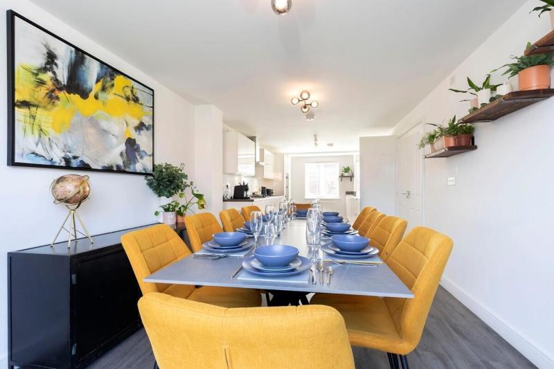 Modern 4 Bed 3 Bath Home Close to the Town Centre - image 2