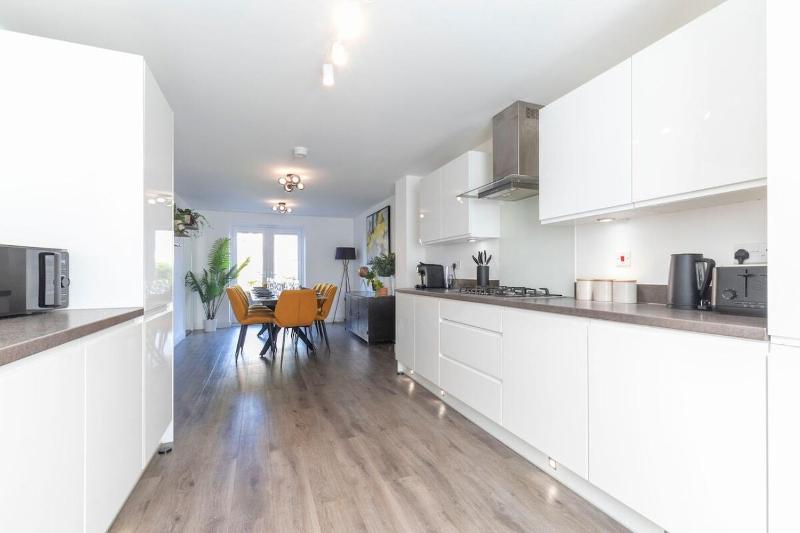 Modern 4 Bed 3 Bath Home Close to the Town Centre - image 25