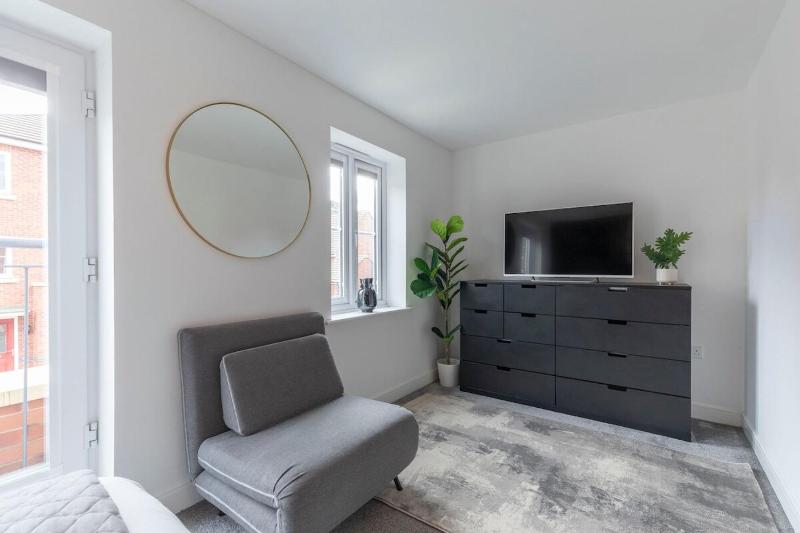 Modern 4 Bed 3 Bath Home Close to the Town Centre - image 6