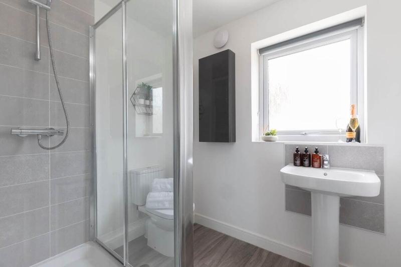 Modern 4 Bed 3 Bath Home Close to the Town Centre - image 26
