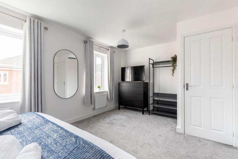 Modern 4 Bed 3 Bath Home Close to the Town Centre - image 21