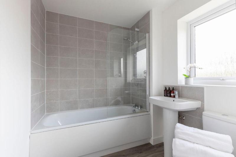 Modern 4 Bed 3 Bath Home Close to the Town Centre - image 24