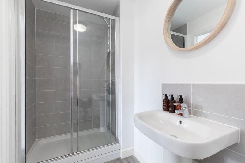 Modern 4 Bed 3 Bath Home Close to the Town Centre - image 11