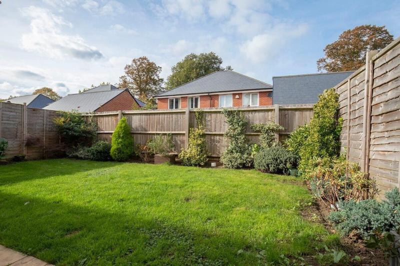 Modern 4 Bed 3 Bath Home Close to the Town Centre - image 7