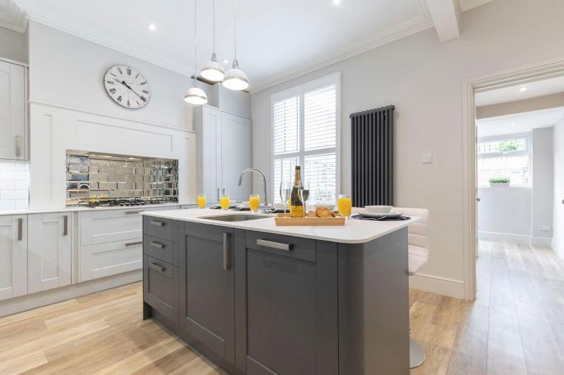 Stunning 5 Bed Regency Home - image 22