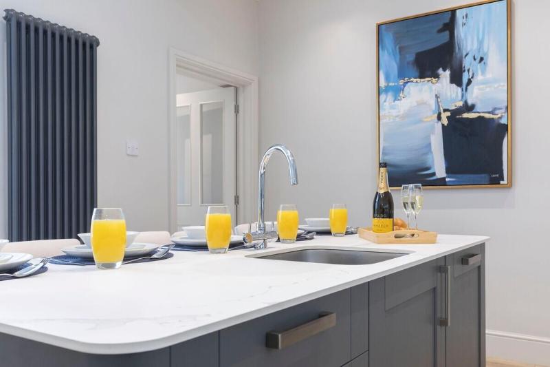Stunning 5 Bed Regency Home - image 5