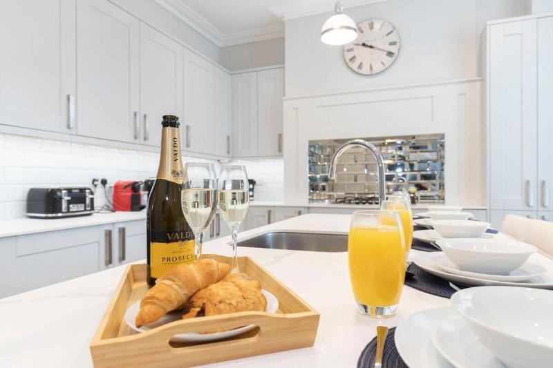 Stunning 5 Bed Regency Home - image 3