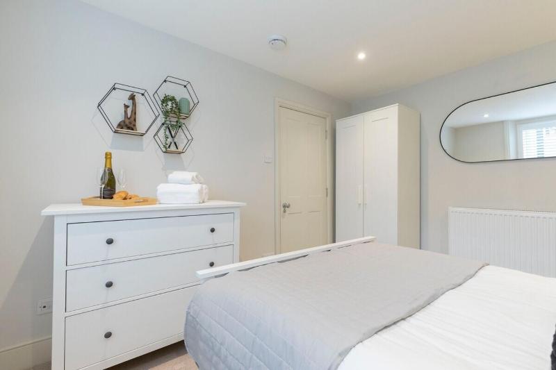 Stunning 5 Bed Regency Home - image 26