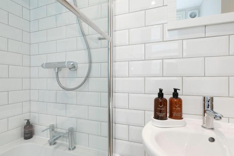 Stunning 5 Bed Regency Home - image 21