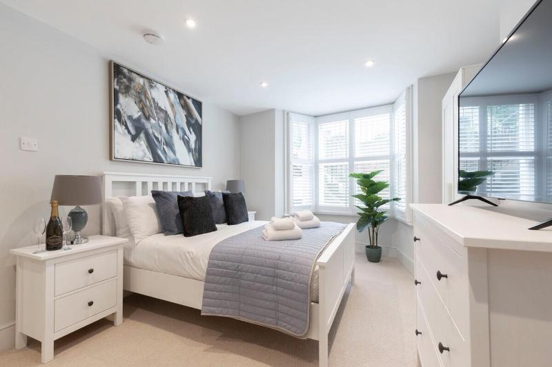 Stunning 5 Bed Regency Home - image 30