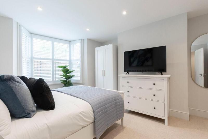 Stunning 5 Bed Regency Home - image 18