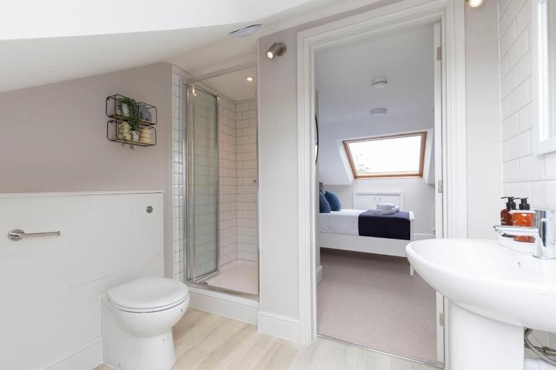 Stunning 5 Bed Regency Home - image 27