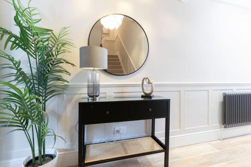 Stunning 5 Bed Regency Home - image 11