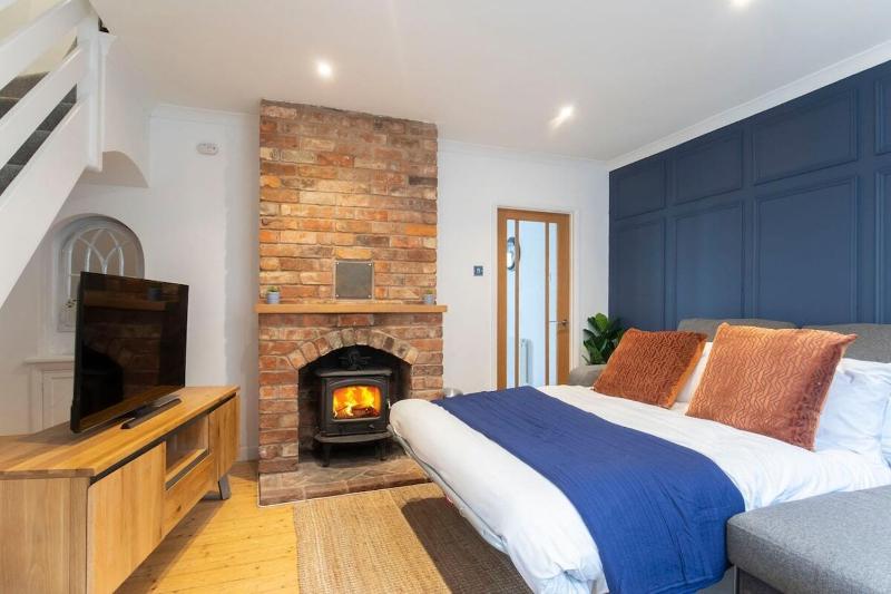 Beautiful Bath Road Retreat with Log Burner - image 10