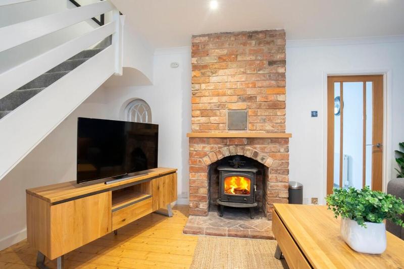 Beautiful Bath Road Retreat with Log Burner - image 5