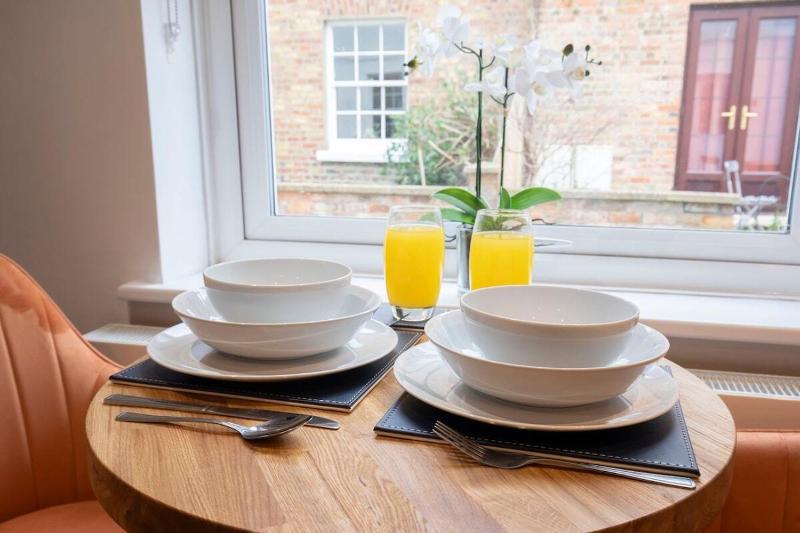 Beautiful Bath Road Retreat with Log Burner - image 9