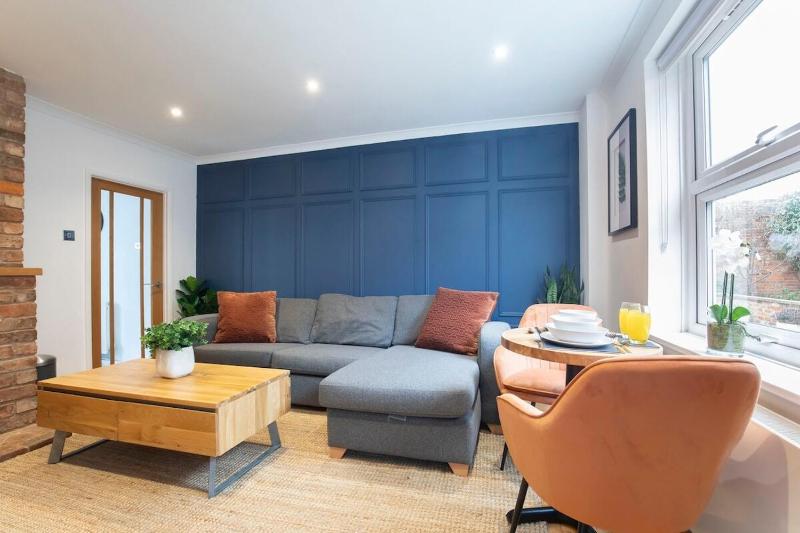 Beautiful Bath Road Retreat with Log Burner - image 6