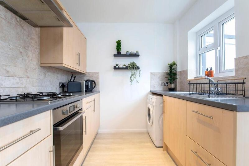 Beautiful Bath Road Retreat with Log Burner - image 16