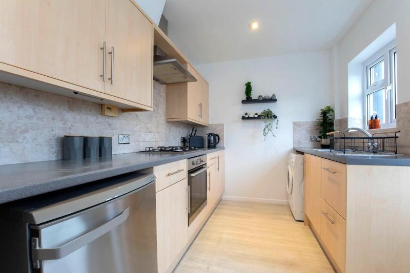 Beautiful Bath Road Retreat with Log Burner - image 17