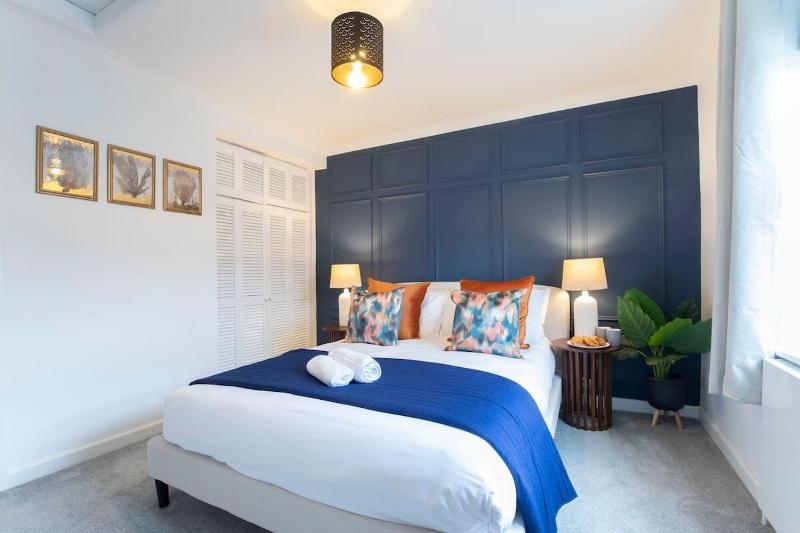 Beautiful Bath Road Retreat with Log Burner - image 2
