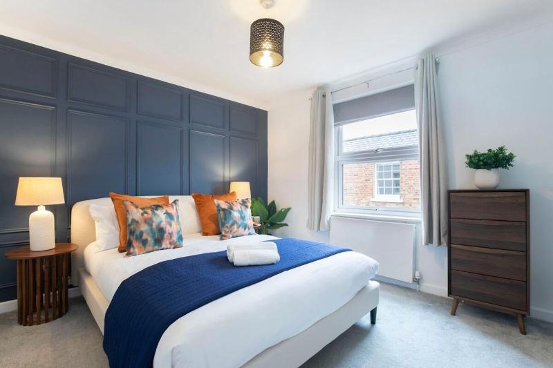 Beautiful Bath Road Retreat with Log Burner - image 23