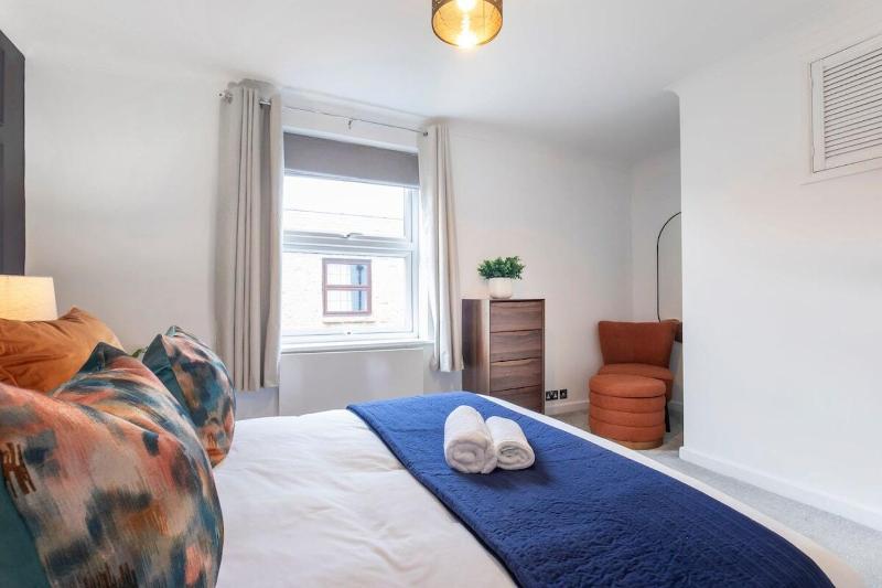 Beautiful Bath Road Retreat with Log Burner - image 20