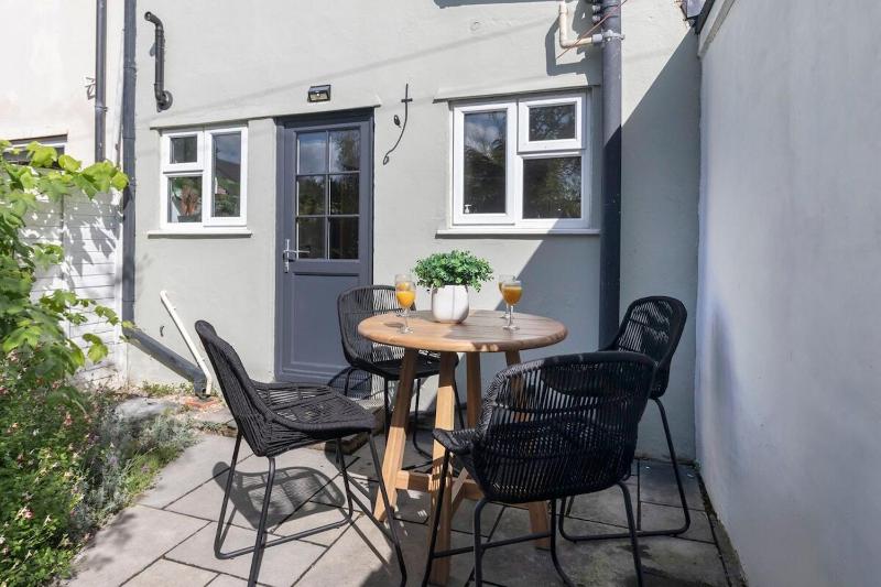 Beautiful Bath Road Retreat with Log Burner - image 11