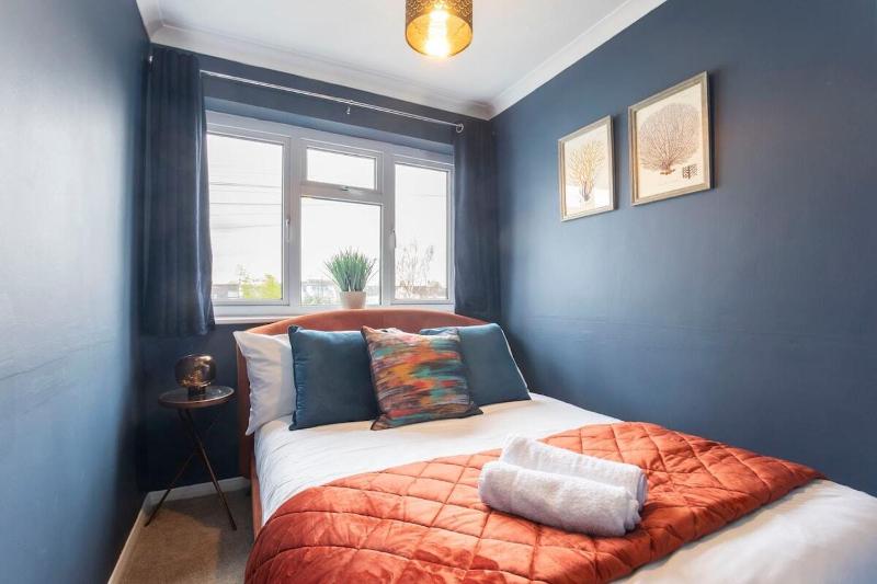 Beautiful Bath Road Retreat with Log Burner - image 15