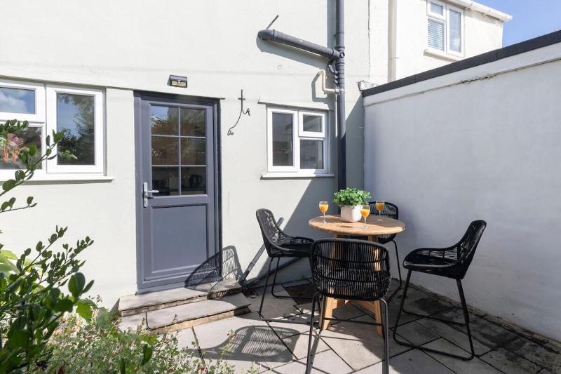 Beautiful Bath Road Retreat with Log Burner - image 14