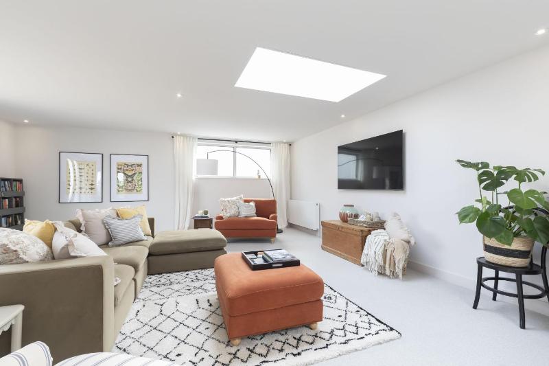 Contemporary 2-Bed 2-Bath Home with Parking - image 15