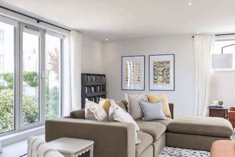 Contemporary 2-Bed 2-Bath Home with Parking - image 3