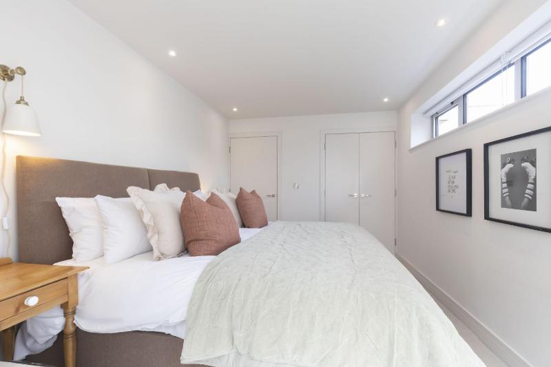 Contemporary 2-Bed 2-Bath Home with Parking - image 8