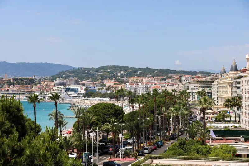 REF 2006 - Cannes Croisette - Luxurious apartment with sea view for rent - image 11