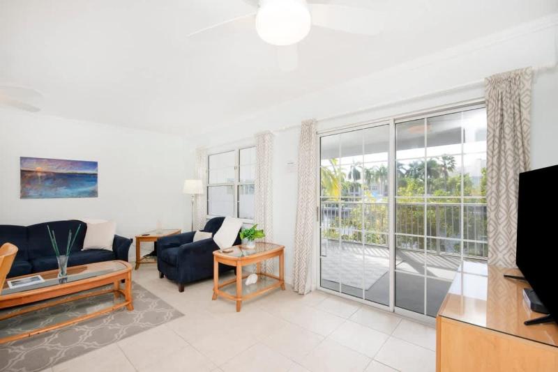 Snug Harbour View #8 - 2BR-2BA Canal Front Condo by Seven Mile Beach - image 15