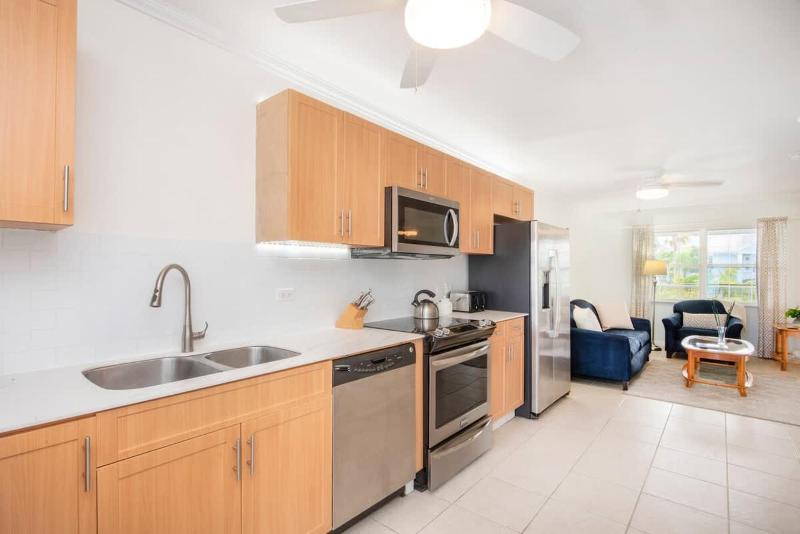 Snug Harbour View #8 - 2BR-2BA Canal Front Condo by Seven Mile Beach - image 16