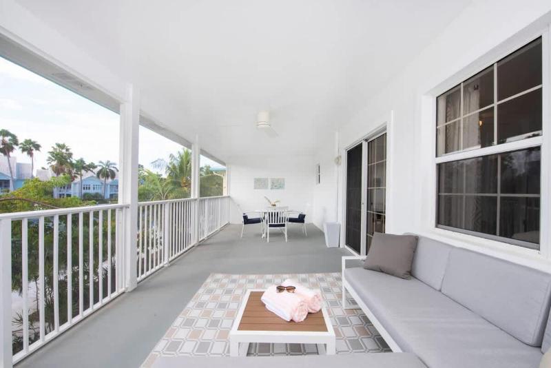 Snug Harbour View #8 - 2BR-2BA Canal Front Condo by Seven Mile Beach - image 7