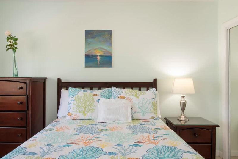 Snug Harbour View #8 - 2BR-2BA Canal Front Condo by Seven Mile Beach - image 10
