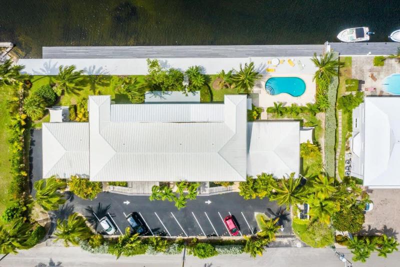 Snug Harbour View #8 - 2BR-2BA Canal Front Condo by Seven Mile Beach - image 11