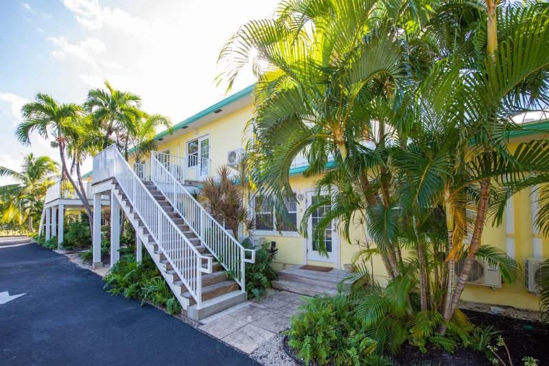 Snug Harbour View #8 - 2BR-2BA Canal Front Condo by Seven Mile Beach - image 8