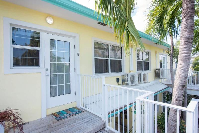 Snug Harbour View #8 - 2BR-2BA Canal Front Condo by Seven Mile Beach - image 5