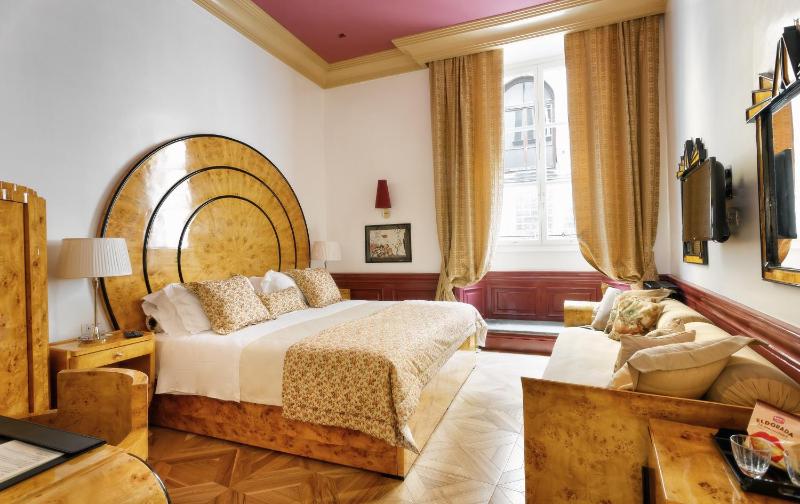 Superior King Room image 3