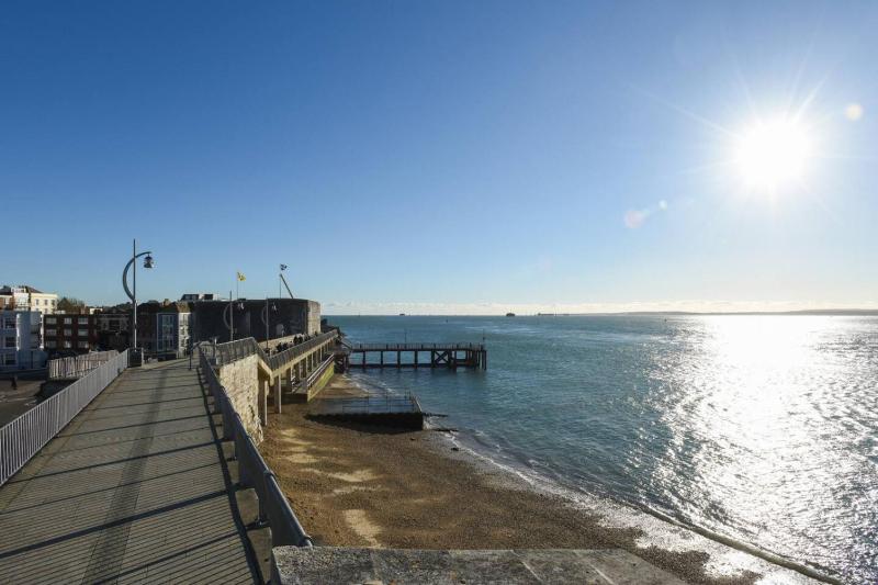 Air Maison - Eastside Hideaway - Short Walk to Southsea - image 5