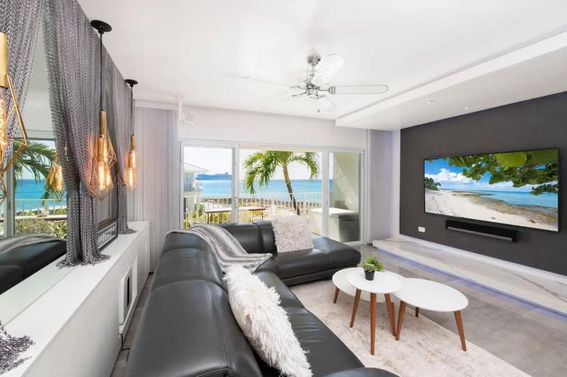 Grape Tree #10 - Luxe 2BR Ocean View Condo on Seven Mile Beach - image 1