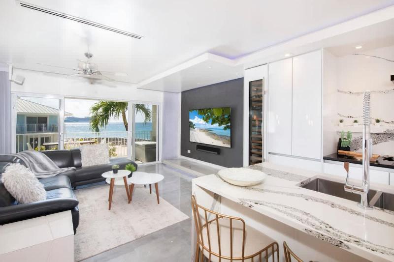 Grape Tree #10 - Luxe 2BR Ocean View Condo on Seven Mile Beach - image 13
