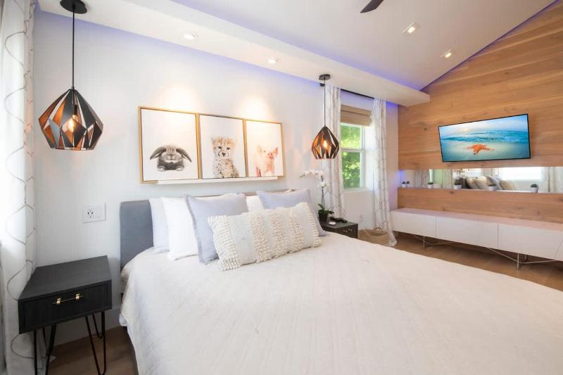 Grape Tree #10 - Luxe 2BR Ocean View Condo on Seven Mile Beach - image 9
