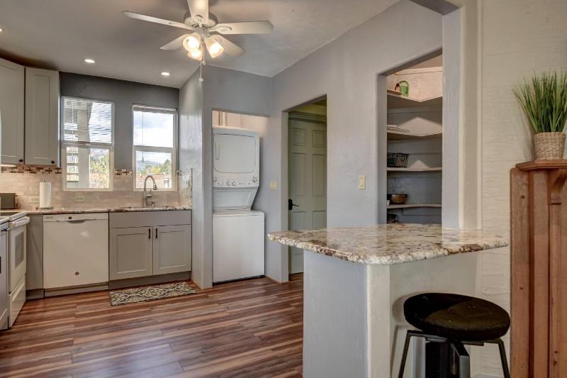 Palmer suite 1 BR downtown/CC - image 10