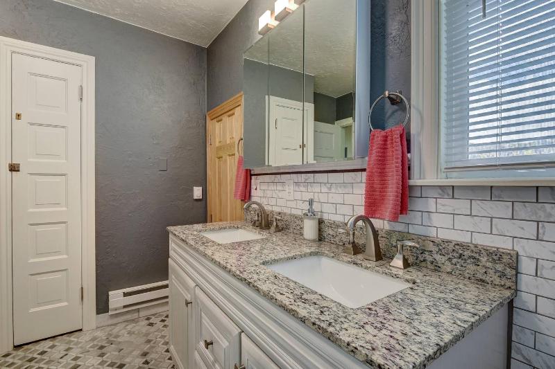 Palmer suite 1 BR downtown/CC - image 9