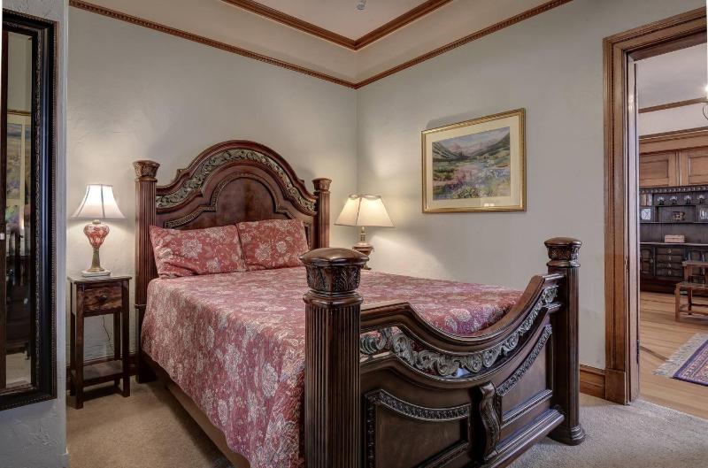 Golden Suite 1BR downtown/CC - image 1