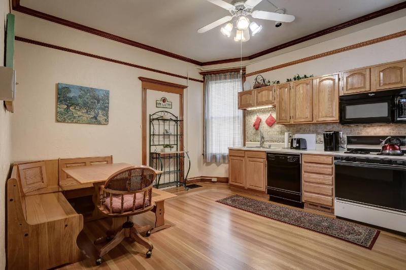 Golden Suite 1BR downtown/CC - image 7