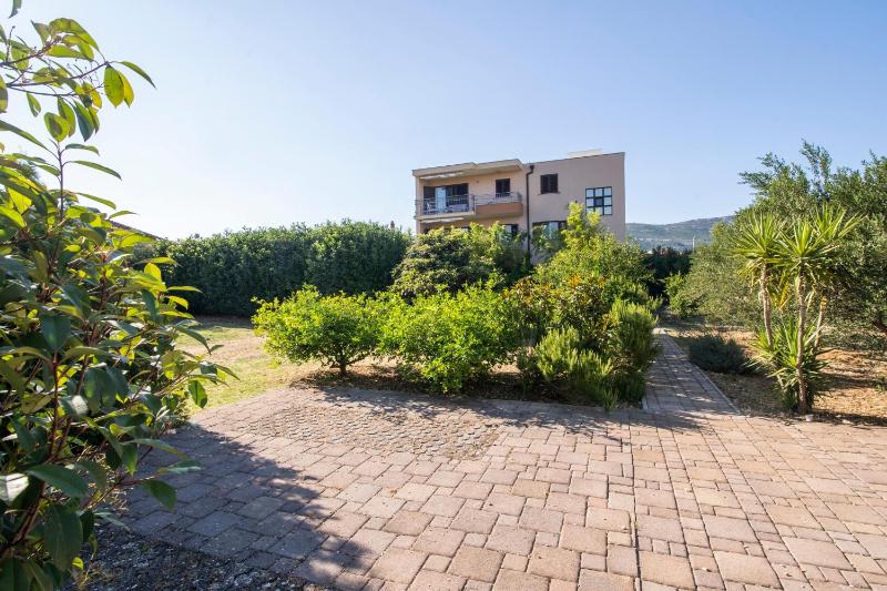 Apartments with swimming pool Kastel Stafilic Kastela - 23473 - image 17